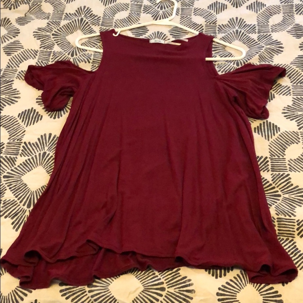 Off-shoulder tee